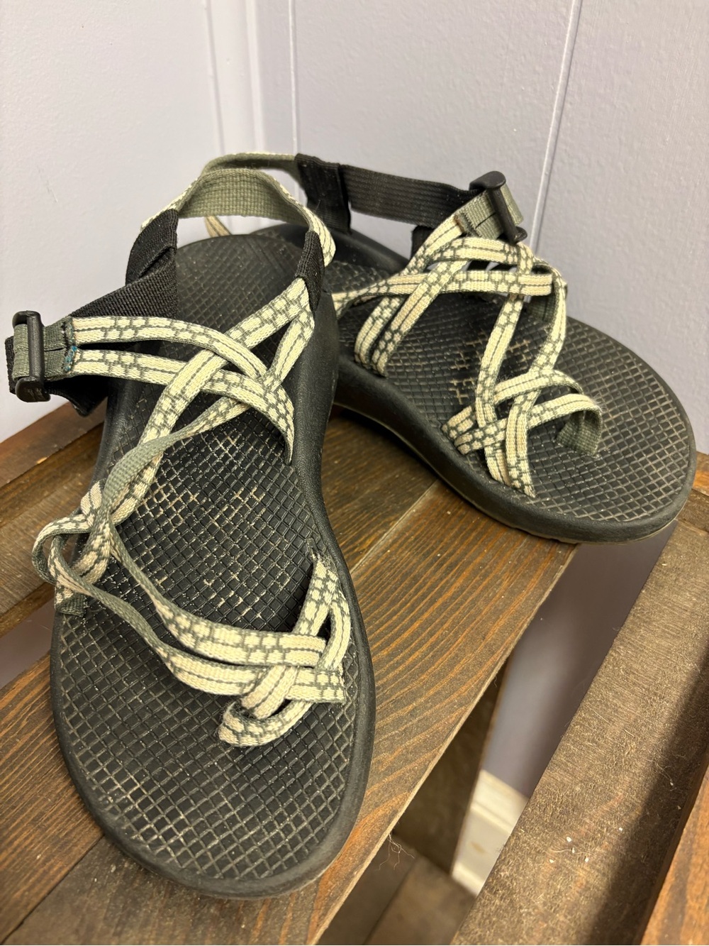 Chaco Women's Sandals sz 8, grey and cream patterned straps